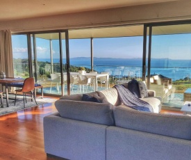 Sunrise Beach House - Cable Bay Holiday Home