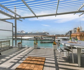 Luxurious Waterfront Apartment on the East side of Princes Wharf