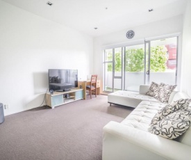 Modern 2 Bedroom Apartment in Auckland CBD with Parking