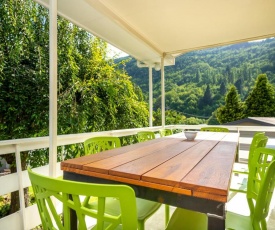 Relaxed Arrowtown Stay Minutes from Town Center