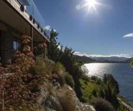 Kohanga Luxury Lakeside Villa by Amazing Accom