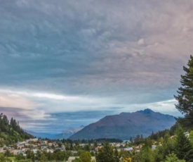 Queenstown central escape with views and walking distance to town