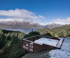Southerly Lake Side Retreat,Private,Hot Tub and Views