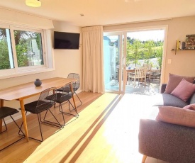 Kowhai Apartment - private opposite golf course central Wanaka