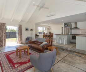 Modern Cottage Charm - Albert Town Holiday Home Only 5 Minutes From Wanaka