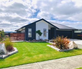 NEW modern home - 250m from Lake Te Anau