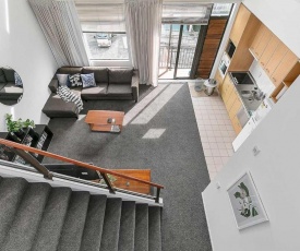 Roomy High-Ceiling Loft Apartment - Free Parking!