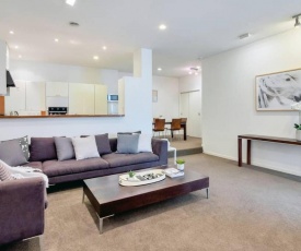 Spacious 2 Bedroom Newmarket Apartment with Carpark