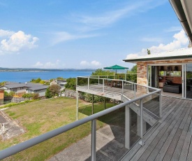 Lofty Lakeviews - Acacia Bay Holiday Home
