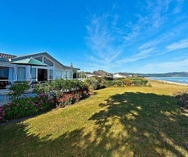 Matarangi Beachfront House - Matarangi Holiday Home