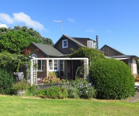 The Farm Cottage - Raglan Holiday Home
