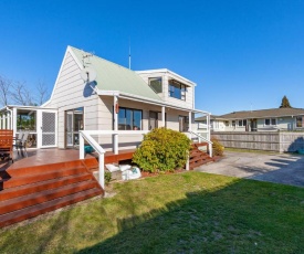 Central By The Lake with Hot Tub - Taupo Holiday Home