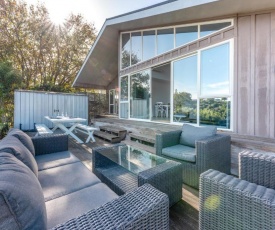 Jellicoe Views - Surfdale Holiday Home